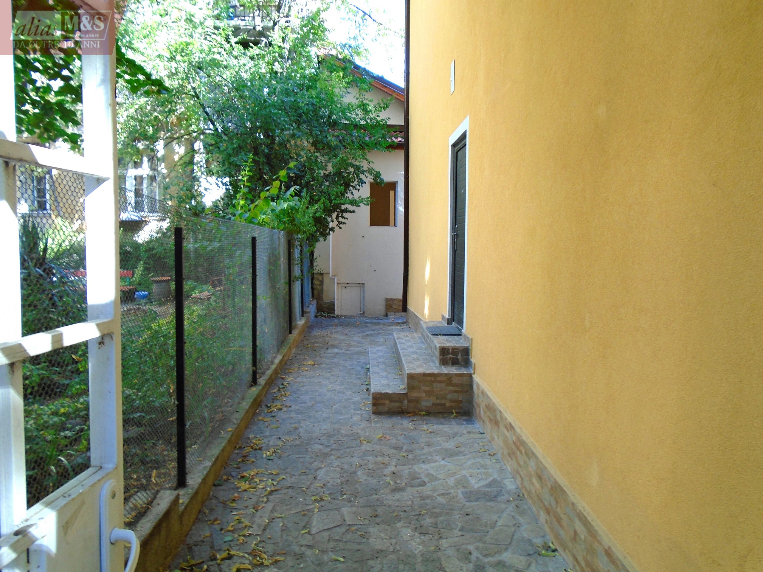 Vendesi edificio via E. Joseph al centro